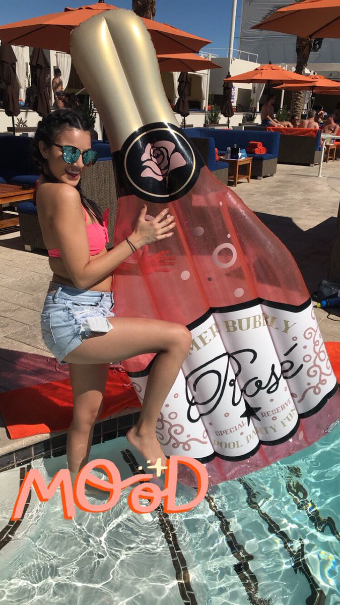 J_Mariee08's tweet photo. Vegas for the weekend 🍾🤩 see ya in May 😆 https://t.co/RUJCkfk5iB