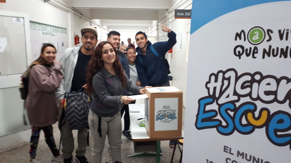 revista101's tweet photo. 🏁Hoy arrancó la elección del nombre para el edificio del 101 
🕺Conoce a tus compañeres y docentes que hoy pasaron y dejaron su voto. 💃
🤔¿vos todavía no votaste? 

⏳Tenes tiempo de votar mañana de 09:30 a 16:30 en el 2do piso del Instituto.
🎉Se viene el Edificio Propio🎉 https://t.co/fDz4bdqvLM
