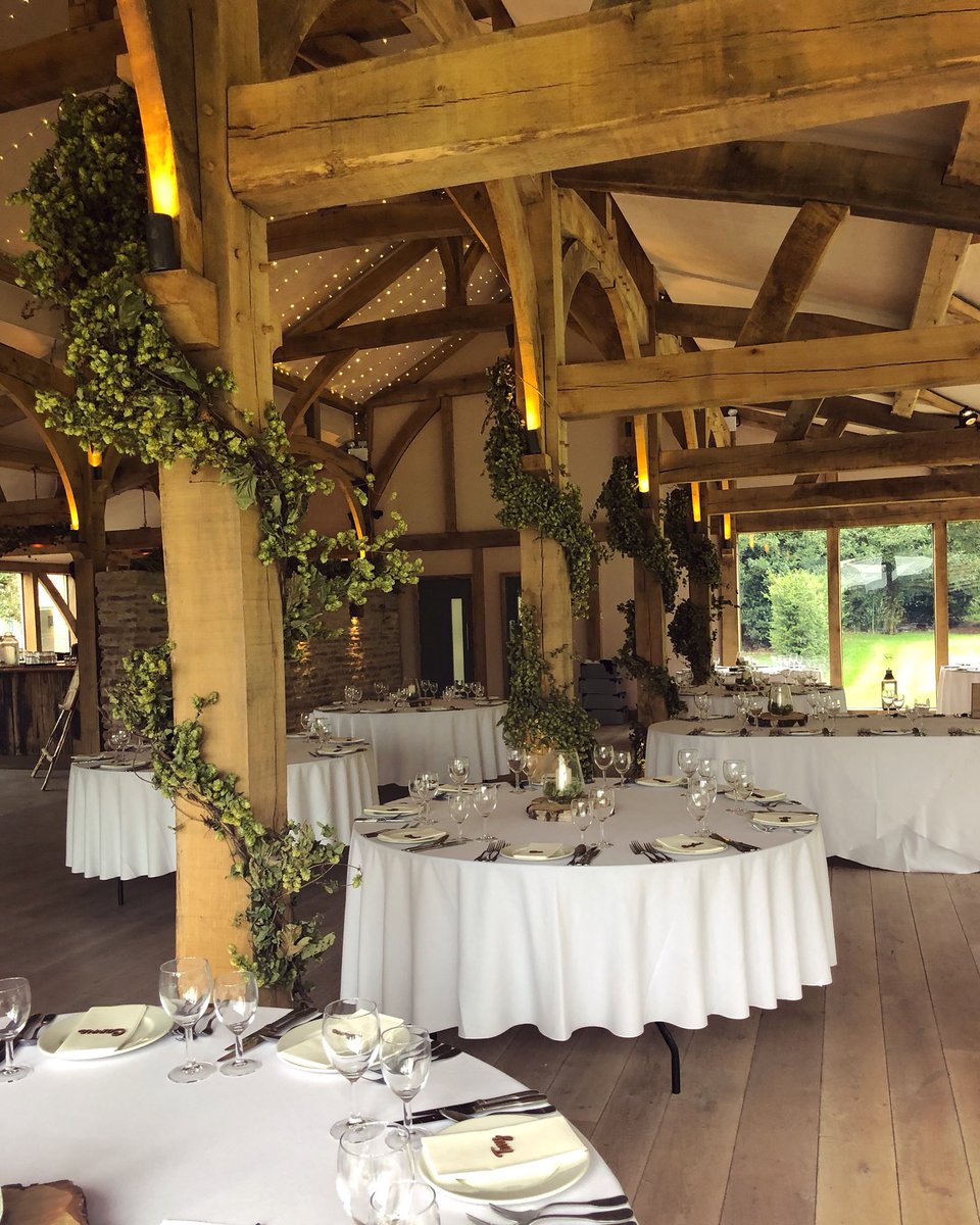 PrettyLittleExt's tweet image. Good evening #weddinghour hope you’re all having a wonderful #weddingWednesday