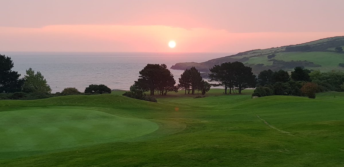 WicklowGolfClub's tweet photo. Stunning photo of the sun rising over Wicklow Golf Club this morning. Many thanks to member Ivars Feldbergs for sharing 👏🌅 https://t.co/I8kC1dWgrN