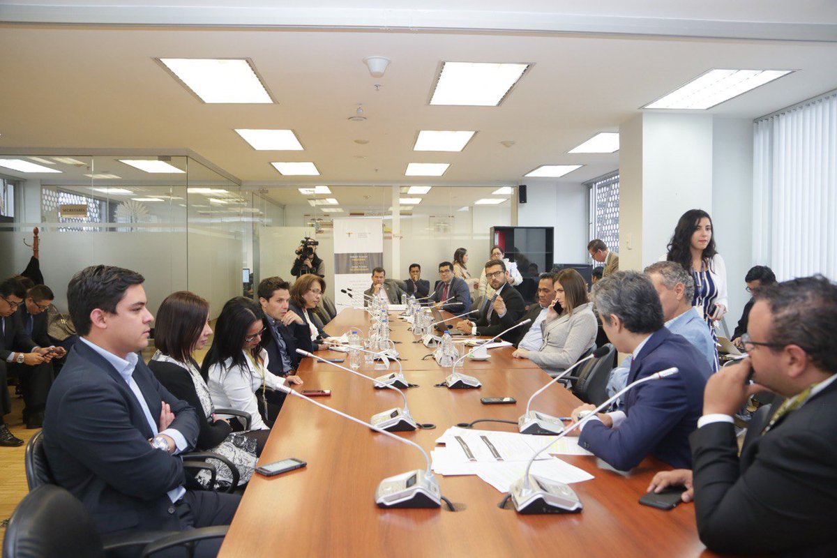 La Comisión de <a href="/DerechoSaludAN/">Comisión del Derecho a la Salud y Deporte</a> recibe a representantes de la casa farmacéutica <a href="/Roche/">Roche</a>, la fundación <a href="/AcuerdoCancerEc/">Acuerdo Contra el Cáncer</a> y la sociedad @SolcaEcuador, en el marco de la campaña “Tarjeta Roja al Cáncer”.