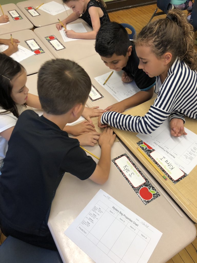 MrsClifford7's tweet photo. Working as chemists to determine unknown materials based on their properties. @CoonleyES @NatureMuseum https://t.co/JibsRuduQ9