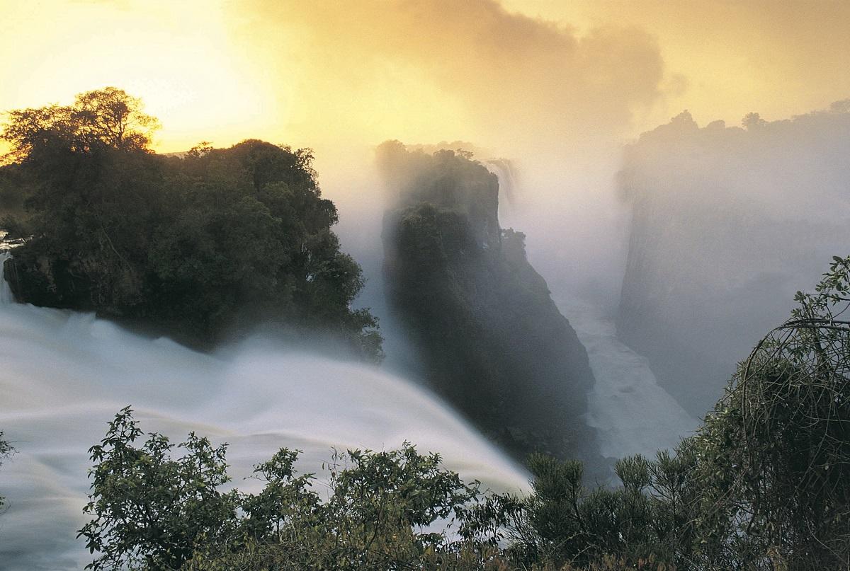 ExodusTravels's tweet photo. Victoria Falls is renowned as the largest waterfall in the world and one of the 7 Natural Wonders of the World, but would it make your own personal bucket list? 
https://t.co/xo015xgoDq https://t.co/Xa6NIQj9lW