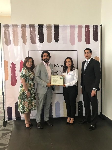 GBCPanama's tweet image. Entrega de reconocimiento a @SherwinCA por ser patrocinador en nuestro #ForoCiudadesSostenibles2018 ofreciendo constantemente  productos amigables con el medio ambiente, como los EPDs que cumplen con los requerimientos #LEEDV4