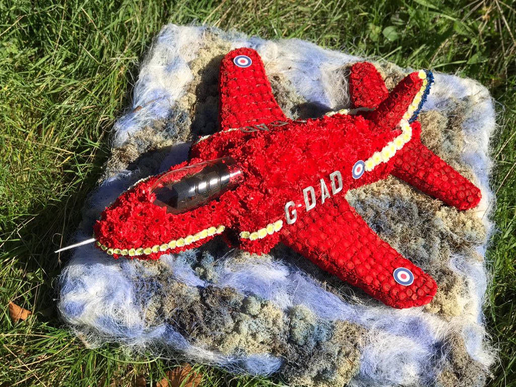 Raysflorist's tweet photo. #redarrows #redarrowplane #bespoke #createdbyamanda #raysflorist #professionalflorists #inthesky #funeraldesign #3dtribute #buylocal #shoplocal https://t.co/H62wQPjRUQ