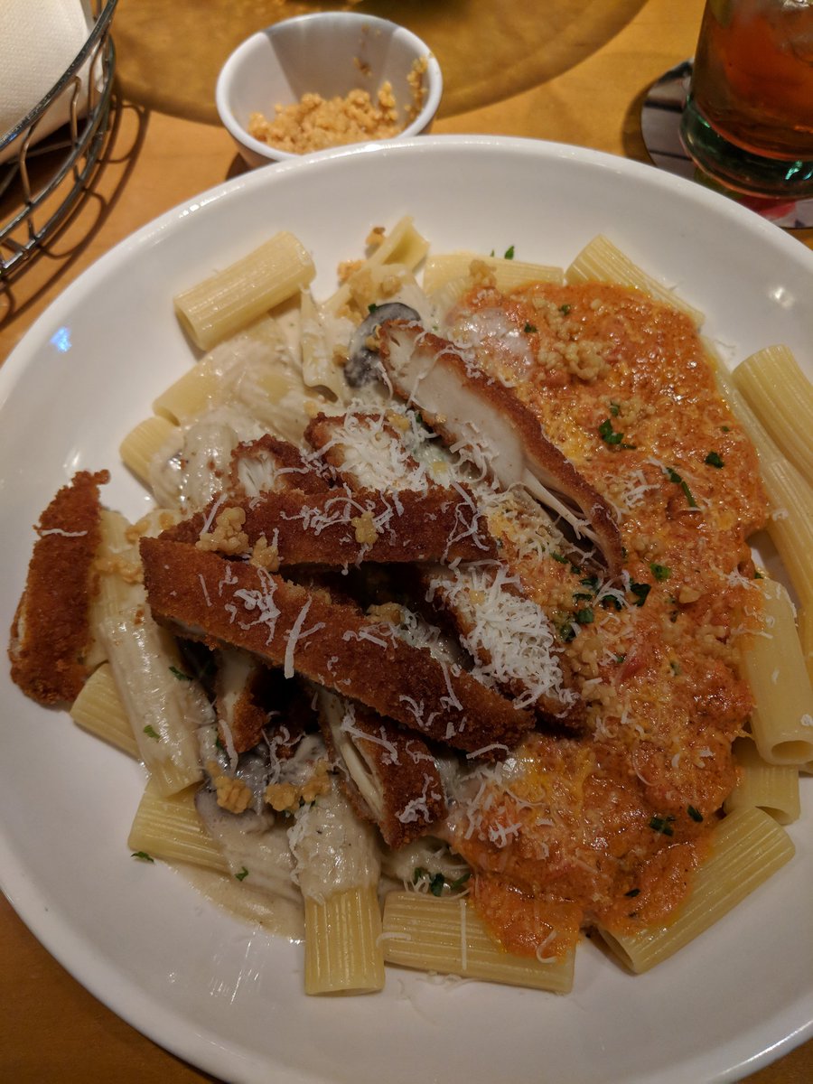 PastaPrincess14's tweet photo. Life is garlic-y! Life is good! I made a new discovery today at @olivegarden. I was missing the asiago garlic sauce so I asked for some minced garlic to add to my #NeverEndingPasta bowl. I get mushrooms AND garlic! #BestSauceEver https://t.co/cksuus9MK2