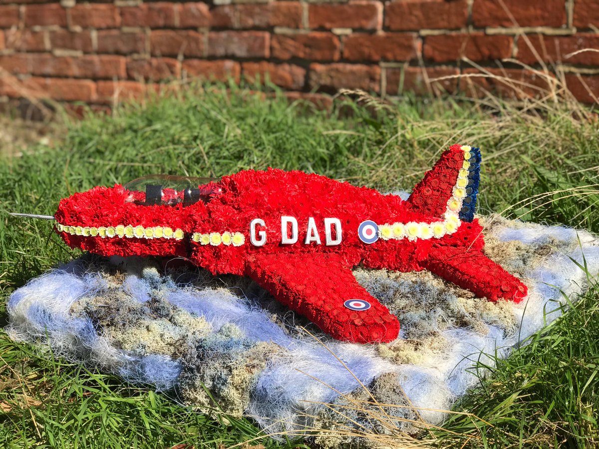 Raysflorist's tweet photo. #redarrows #redarrowplane #bespoke #createdbyamanda #raysflorist #professionalflorists #inthesky #funeraldesign #3dtribute #buylocal #shoplocal https://t.co/H62wQPjRUQ