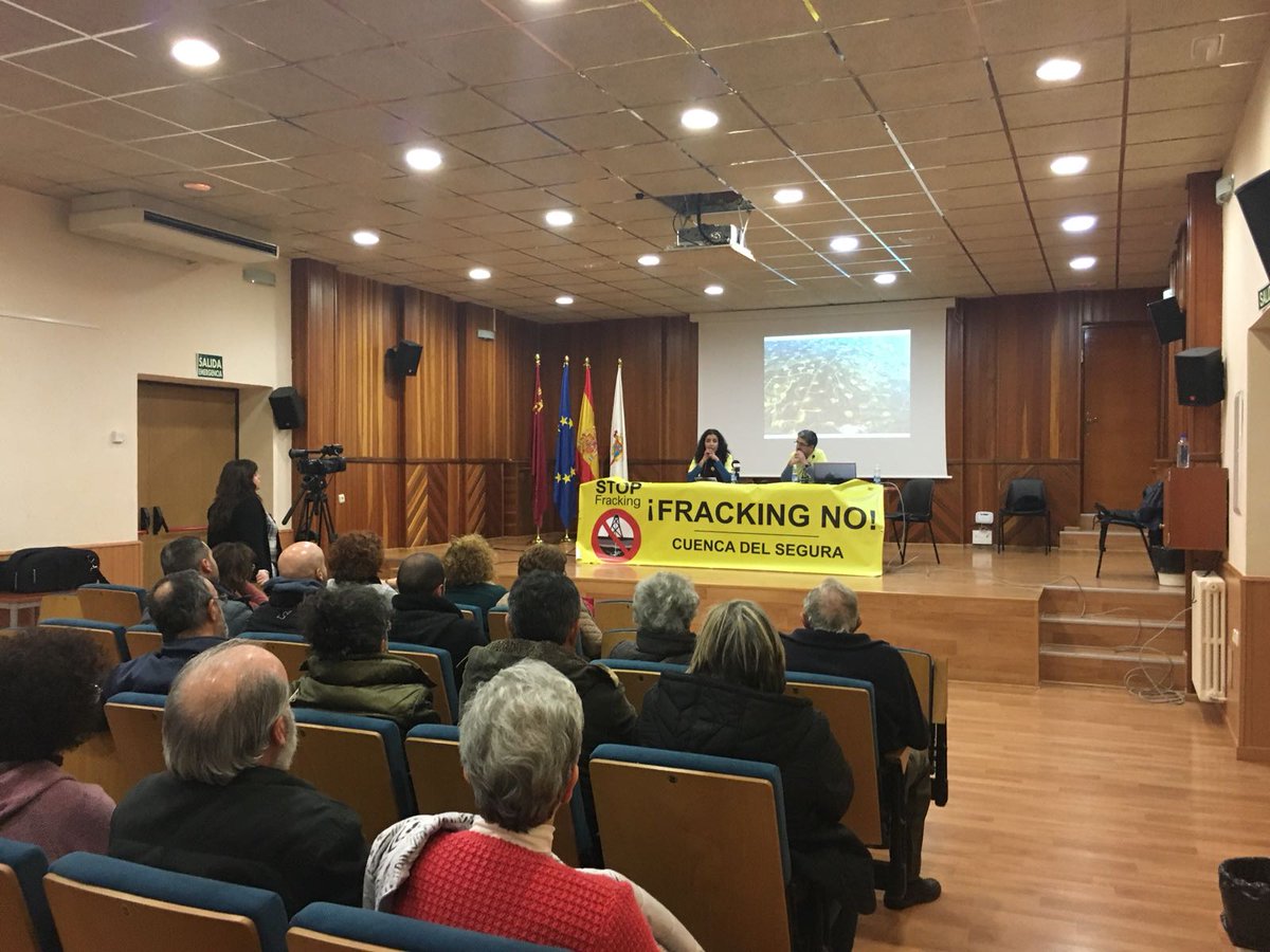 frackingno's tweet photo. La plataforma CSLF acusa al PP de maniobrar en la Asamblea Regional para permitir la fractura hidráulica. https://t.co/zJJPzClr4X https://t.co/7sIjtfQURN