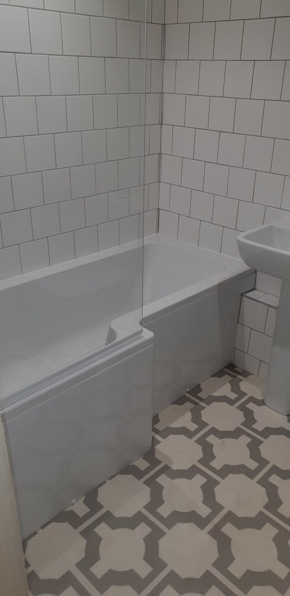 FastfixBMLtd's tweet photo. Latest batroom with a very cheap buget tile. Looks great with a bit thought. https://t.co/siqOPhyriS