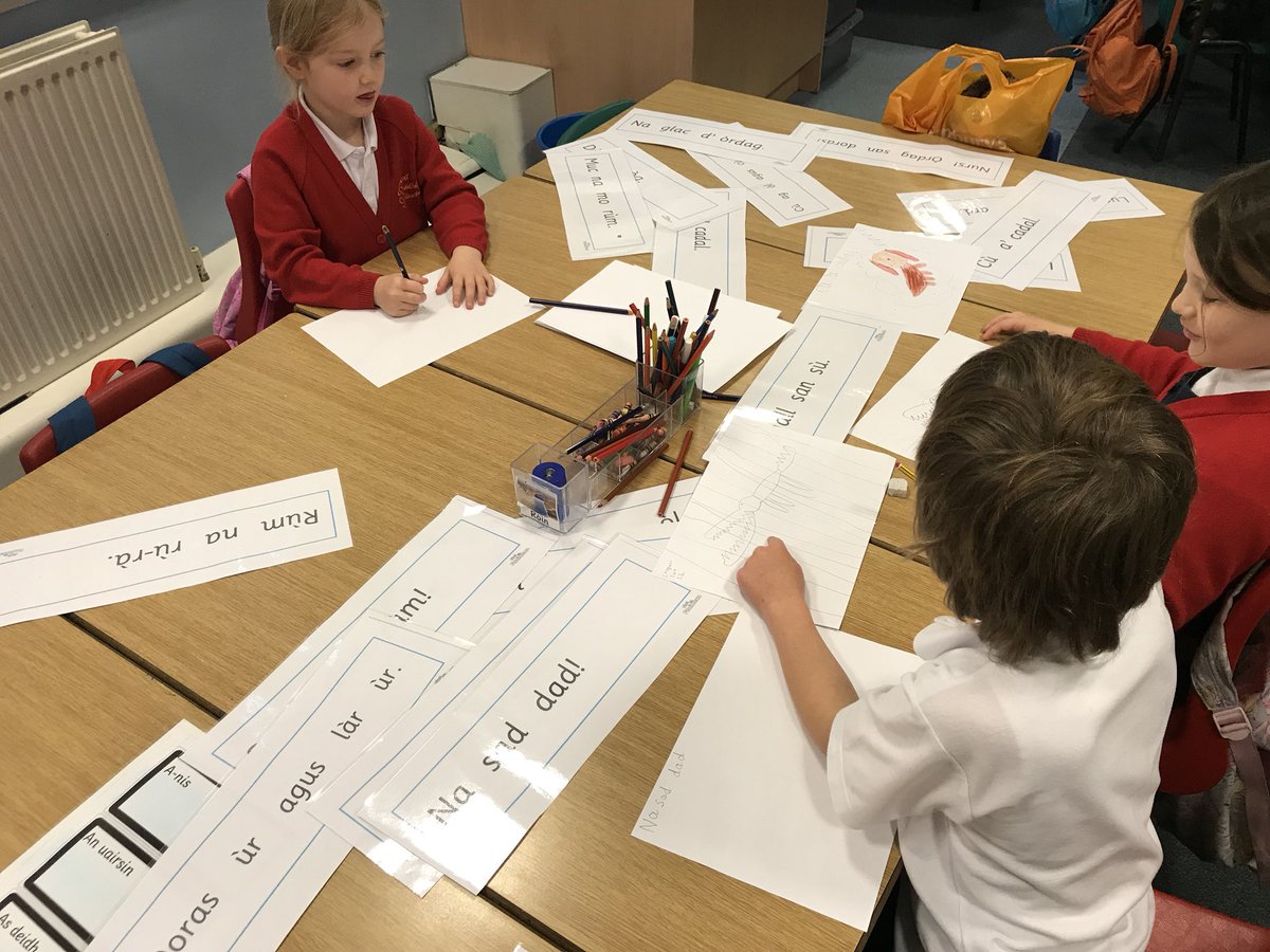 SGGdigilit's tweet photo. Clas 2b trang ag obair air fonaigs. P2b busy working on their phonics. #DigiLearnGla @GaelicSchool @DL_for_All https://t.co/o9gdJsn8oW