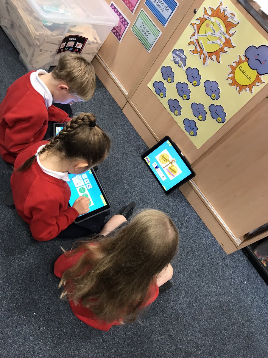 SGGdigilit's tweet photo. Clas 2b trang ag obair air fonaigs. P2b busy working on their phonics. #DigiLearnGla @GaelicSchool @DL_for_All https://t.co/o9gdJsn8oW