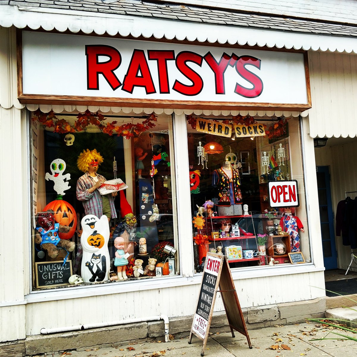 ratsysstore's tweet photo. Happy October!!!

#halloween #halloweendisplay #halloweenwindow #halloweenwindowdisplay #happyfall #storefront #downtownoberlin #iloveoberlin #ratsysstore #ratsys #oberlinohio #oberlincollege #oberlin #clevelandohio #cle #clegram https://t.co/R0vsrBs71N