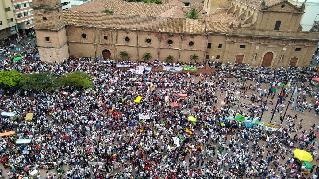 CaliSosVos's tweet photo. Así estuvo la Plazoleta de San Francisco en #cali, con la #MarchaPorLaU https://t.co/Hq1EjzHaxM