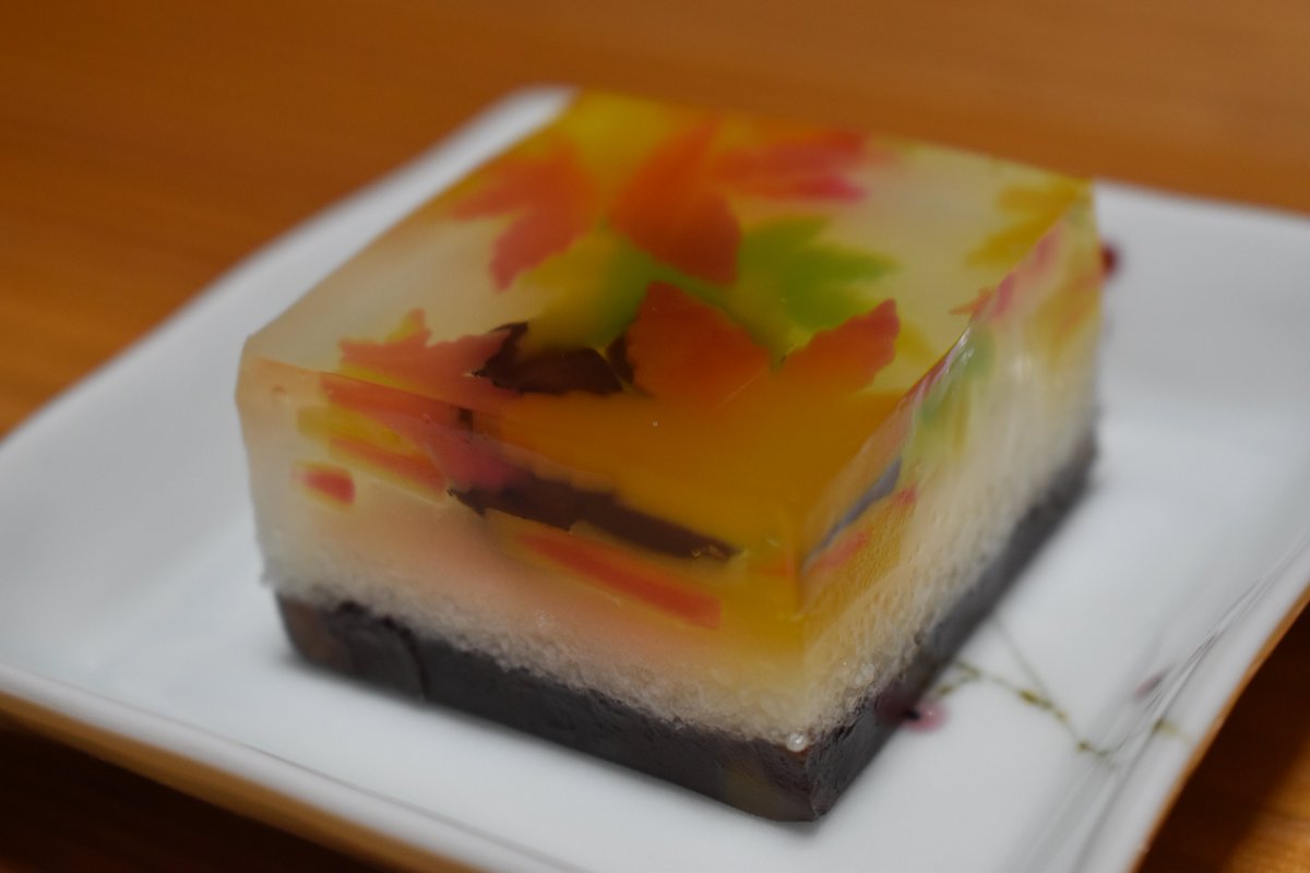 光惟 菓子暦 下から漉し餡の半錦玉 味糂羹 そしてモミジ葉と小豆を泳がせた無色透明の錦玉羹 の三層構造 真に豪華絢爛の装い 錦秋 T Co Ajacgiillp Twitter