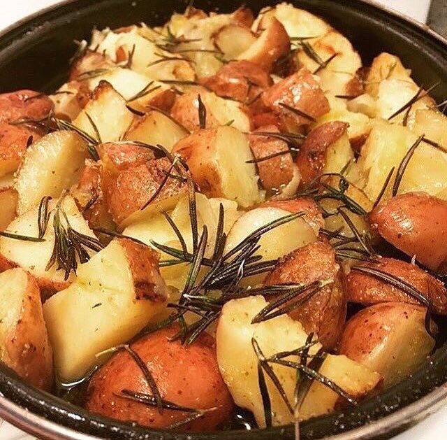 KitchenSprout's tweet photo. #WineWednesday #Toronto Run 🏃to .@dilisos located in @StLawrenceMkt #AlwaysFresh #LocallyRaised #NoAntibiotics #NoHormones #ShopLocal
#HomeChef #PanSearedStriloins #Tarragon #GrilledAsparagus #GrilledSpringOnion #RoastedRosemaryPotatoes #CheersFromToronto🍷🥩🍷🥩🍷🥩 https://t.co/H3RwHhQwpX