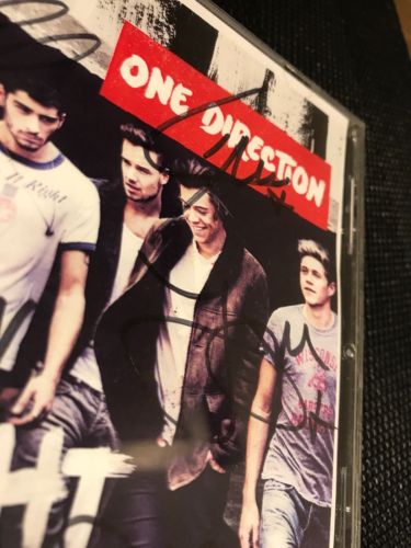 HOLA ME PUEDEN DAR RT? NECESITO VENDER MI CD FIRMADO POR 1D YA QUE NECESITO EL DINERO, SOY DE MÉXICO PORFAVOR :( ME AYUDARIA MUCHISIMO *No hago envios fuera de la republica mexicana*