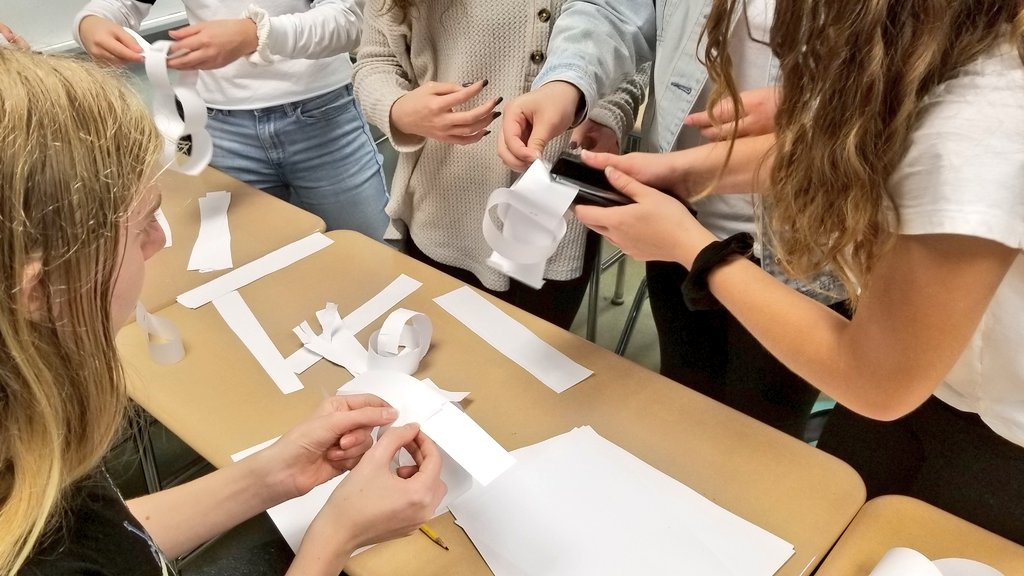 rdonecker's tweet photo. Intro to Business students learning about productivity and specialization. #coginchaug #rsd13ct #criticalthinking #creativity #collaboration   #communication https://t.co/eXurVb9LNF