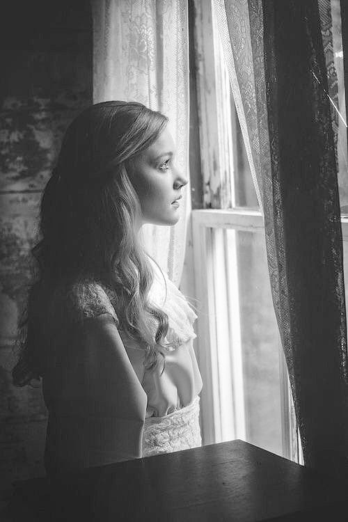 ومن الظلام تصاعدت آهات قمريّ الغصون
ذهبت بمكمنه الرّياح وعزّه المأوى الحنون
حيران مرتعش الجناح مجرح تحت الدجون
رحماك يا ربّ العواصف حسبنا المطر الهتون
أين الفضاء الحلو،أين الصحو؟
أين سنا النجوم؟
من جمّع المطر الكئيب وبثّ في الليل الغيوم؟
#نازك_الملائكة
#شعراء_مختارة