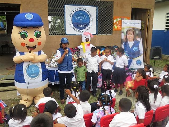FIMLM's tweet photo. Niños de la comunidad Emberá Puru en la Provincia de Darién de Panamá, recibieron #KitsEscolares gracias a la #LaborSocial liderada por la Dra. @MLPiraquive por una #EducaciónDigna • https://t.co/mXBKhROBt3 https://t.co/QhHl2Lkhzi