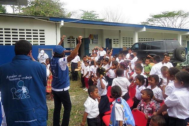 FIMLM's tweet photo. Niños de la comunidad Emberá Puru en la Provincia de Darién de Panamá, recibieron #KitsEscolares gracias a la #LaborSocial liderada por la Dra. @MLPiraquive por una #EducaciónDigna • https://t.co/mXBKhROBt3 https://t.co/QhHl2Lkhzi