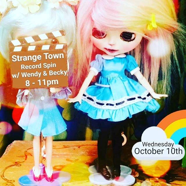 TheQuilz's tweet photo. ACTION!!!!!!! Record Spin tonight w/ Wendy Norton and me!!!! ;) @strangetownmke #recordspin #girldj #girldjs #strangetown #wendynorton #beckyheck #thequilz #action🎬 #blythe #blythedoll #artdoll #fashiondoll #hexdesigns 📷: @becheckquilz https://t.co/UwmwbyHR6N