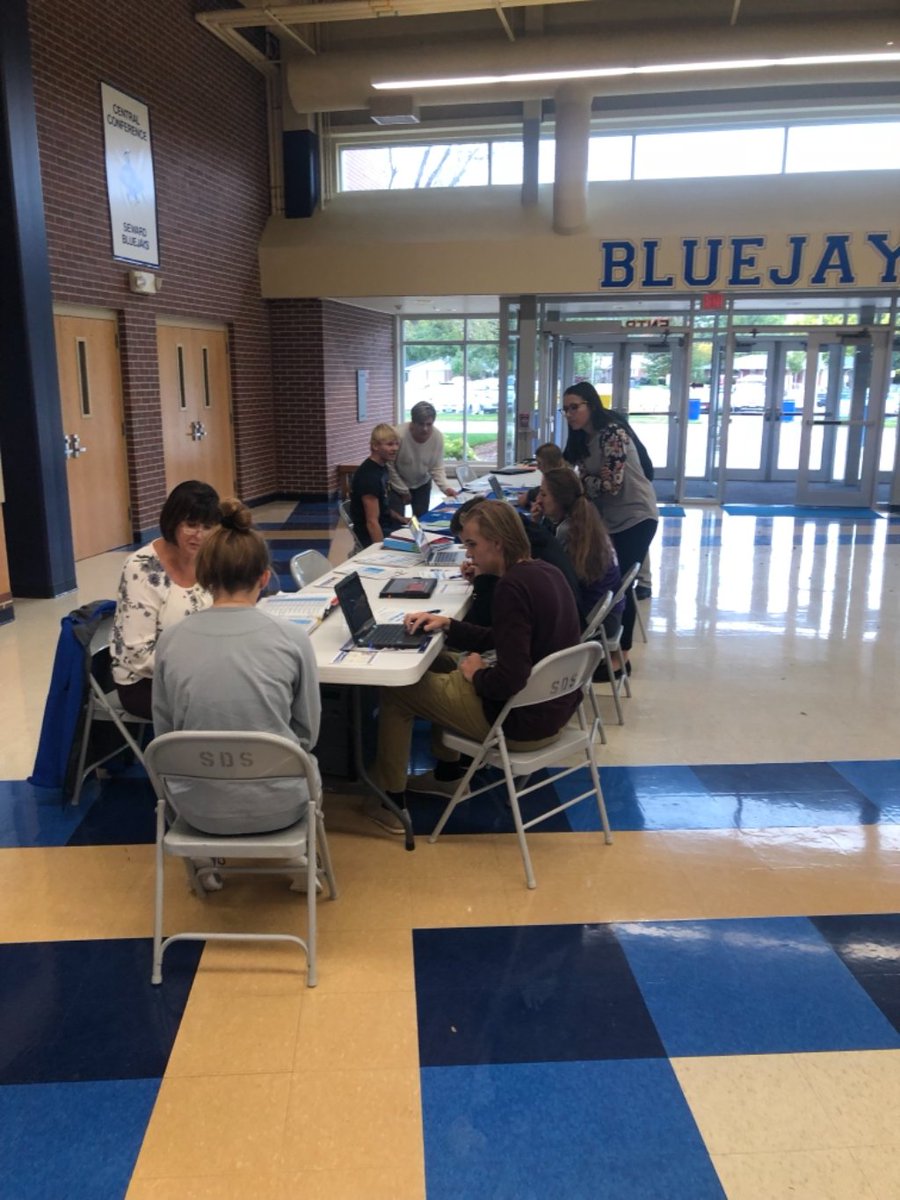 SewardBlueJays's tweet photo. The 2019 Senior Class applied to a variety of colleges today! #sewardjays #applytocollegeday https://t.co/waRWAGjmyj