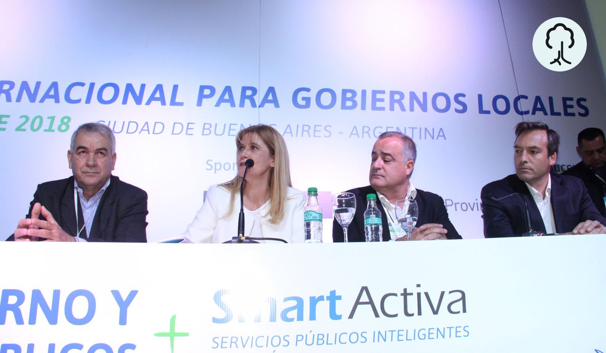 FAM_Argentina's tweet photo. Intendentes de todo el país reeligieron por unanimidad a Verónica Magario como presidenta de la @FAM_Argentina 
📃Nota completa acá  https://t.co/hLblItkfEy
📷Ver más fotos  https://t.co/fx9KCUABk4 https://t.co/8jx06YdZsI