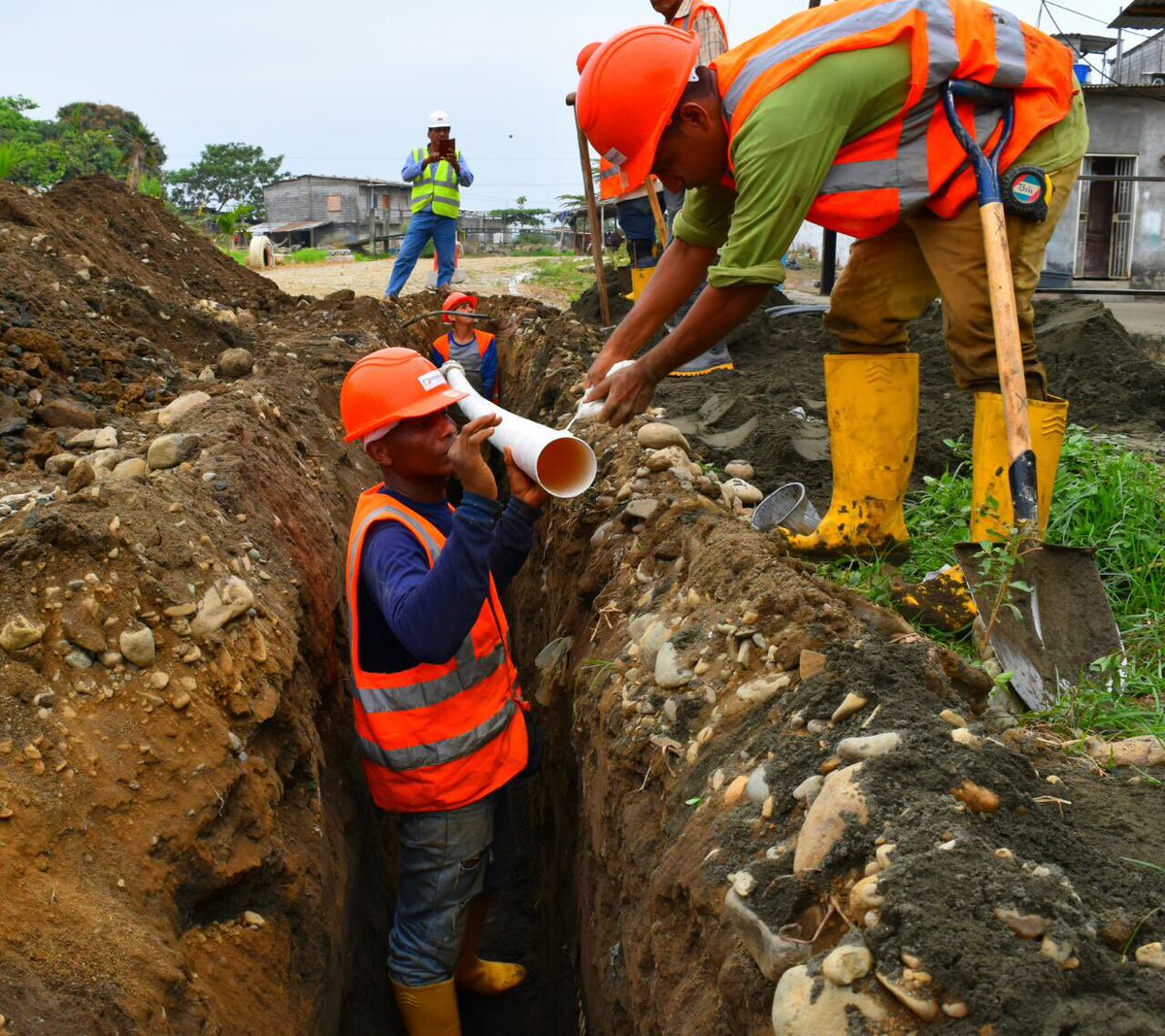nicougaldeyanez's tweet photo. Estamos trabajando para servir y dotar de agua potable a toda la cabecera cantonal de Jujan. 

Retroceder no tiene sentido cuando se está construyendo a paso firme el Jujan que todos anhelamos. 

#NicoAlcalde #NicoSigue https://t.co/GAd9BcImeD