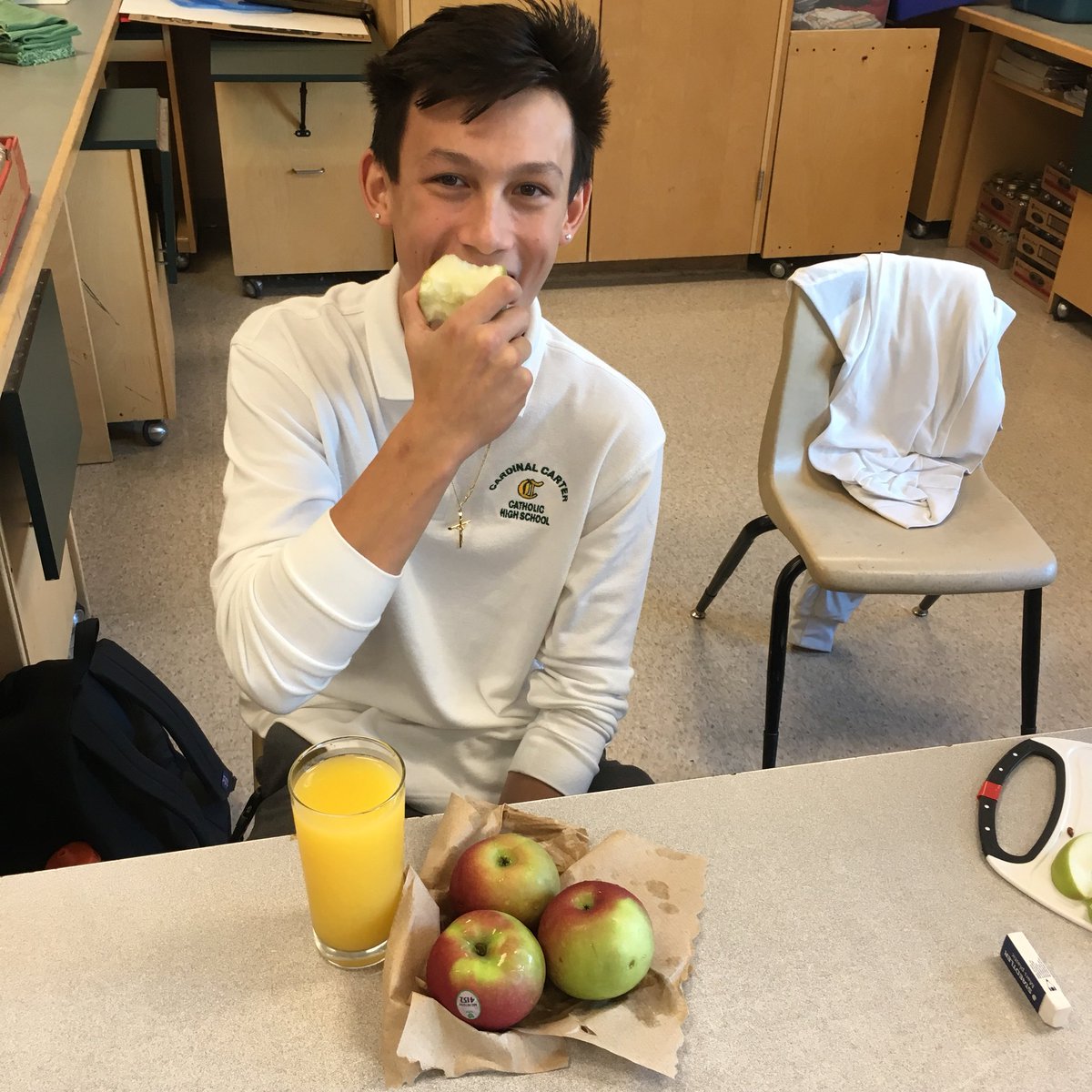 n_rovere's tweet photo. Did you know it takes 6 oranges to make that glass of orange juice? It takes 5-7 apples to fill that same glass. That’s a lot of uneccessary fructose (sugar) #eatfruit #avoidjuice #hfn2o #room104 #carter @ccarterchs @_HFLCarter https://t.co/bFsb1HyT8f