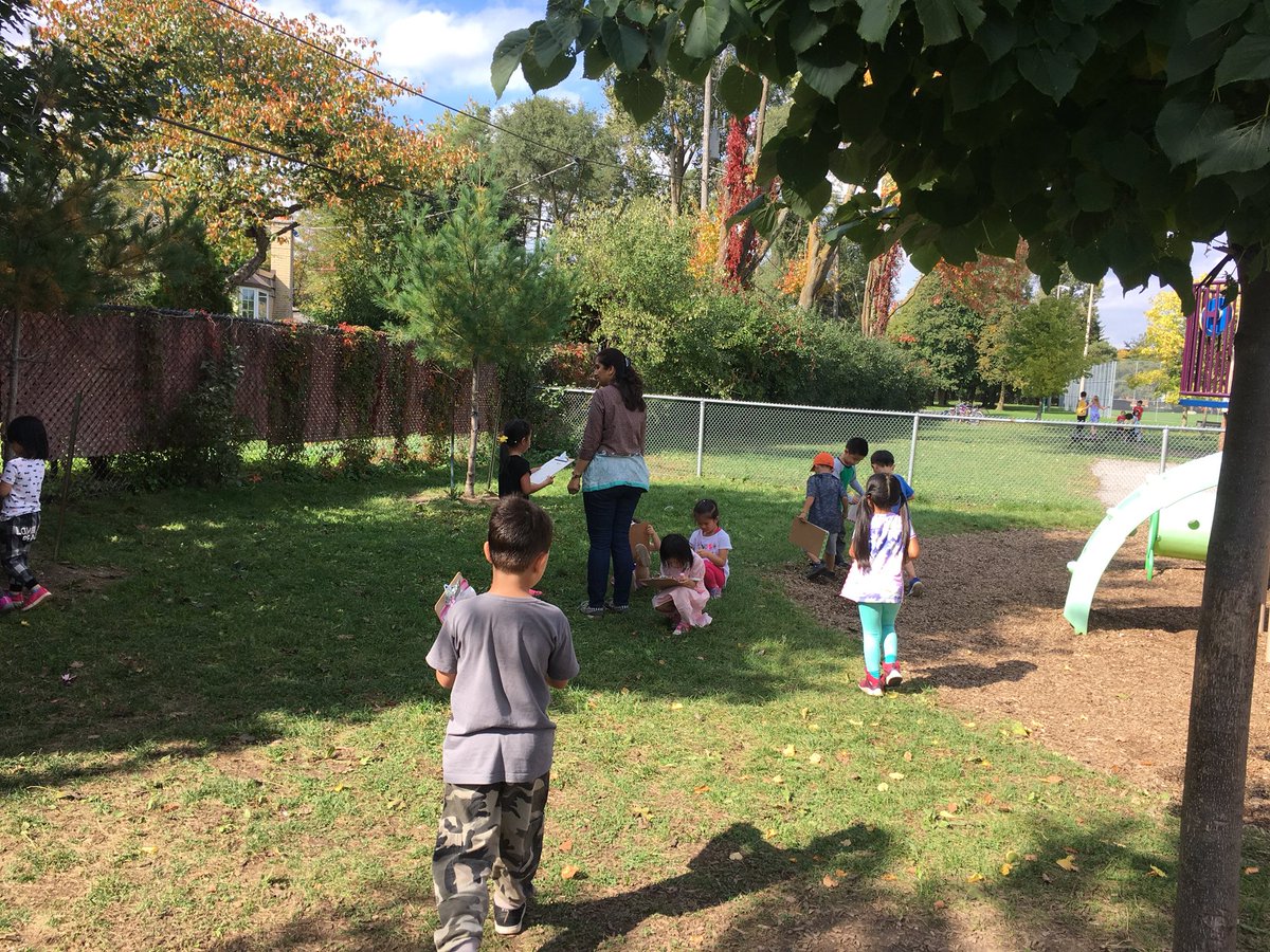 c_parkview's tweet photo. #FDKscience #naturewalk #teamwork Our students went on another nature walk today and had a scavenger hunt game! They observed the surroundings and found several items on the sheet, such as leaves, ants, and worms. They automatically worked in groups and discussed their learning! https://t.co/vLSHeQh8rb