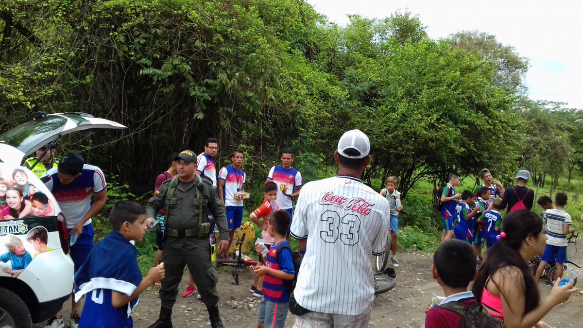 PoliciaCucuta's tweet photo. En el municipio de #SanCayetano con #ProteccionInfancia, Gestor Comunitario y personal del deporte del municipio realizamos paseo ecológico y partido de fútbol en la vereda #Tabiro #ConstruyendoPaís https://t.co/hjjuKzF5Yk