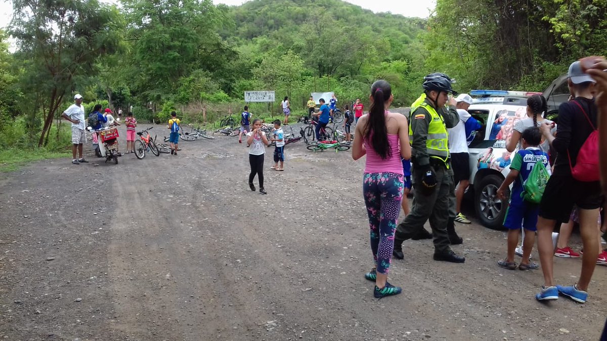 PoliciaCucuta's tweet photo. En el municipio de #SanCayetano con #ProteccionInfancia, Gestor Comunitario y personal del deporte del municipio realizamos paseo ecológico y partido de fútbol en la vereda #Tabiro #ConstruyendoPaís https://t.co/hjjuKzF5Yk