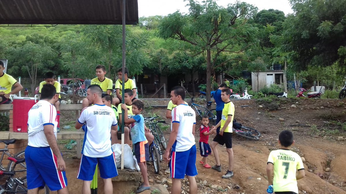 PoliciaCucuta's tweet photo. En el municipio de #SanCayetano con #ProteccionInfancia, Gestor Comunitario y personal del deporte del municipio realizamos paseo ecológico y partido de fútbol en la vereda #Tabiro #ConstruyendoPaís https://t.co/hjjuKzF5Yk