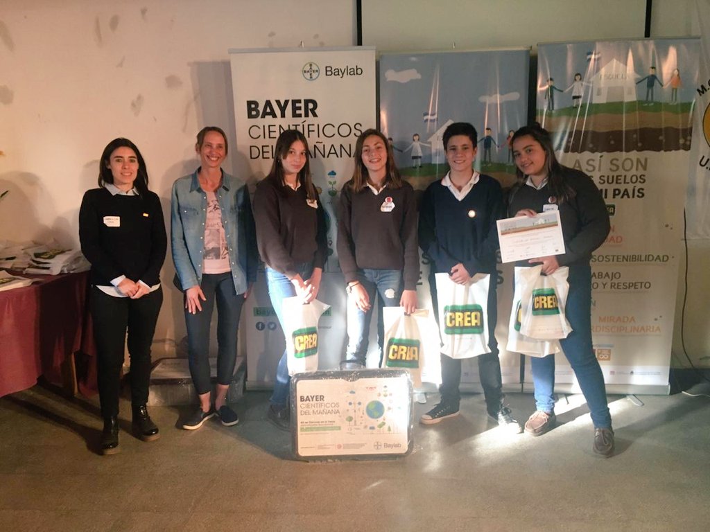 crea_arg's tweet photo. #AsíSonLosSuelosDeMiPaís 🌱 Gracias @BayerConoSur por acompañar la curiosidad de nuestros #científicos del mañana con la entrega del Kit para el estudio de los suelos🏞️ #ElSueloEsVida #SomosCREA https://t.co/wlEYgplkn9