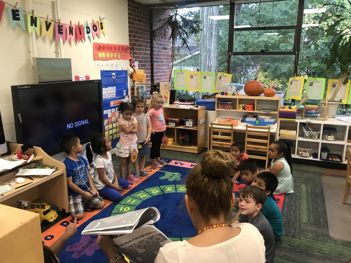 scmejia2's tweet photo. Re-enacting the story, in Spanish, Cinco Calabazas (Five Little Pumpkins.) Actuando el cuento, Cinco Calabazas. #gb112 #112pride #112Leads https://t.co/LhuIyyMG8O