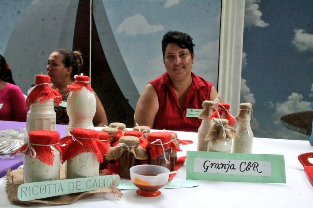 gestionperfecta's tweet photo. Además entregamos créditos a nuestras queridas mujeres a través del #Fonfip para que potencien su producción en cada uno de los territorios. #LaraMujerProductiva @timondesperanza https://t.co/nkoEHVBVFa
