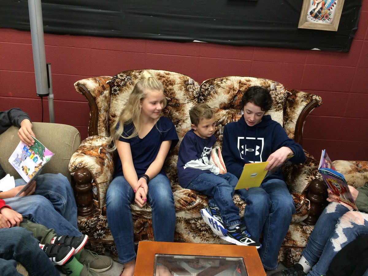 charlee_mapps's tweet photo. I love it when our Jr. Highs read to our little ones. I don’t think they realize how much our little guys look up to them. #csd71 #bvalleyschool #CSD71ChallengeAccepted https://t.co/ODU2c3sDA0