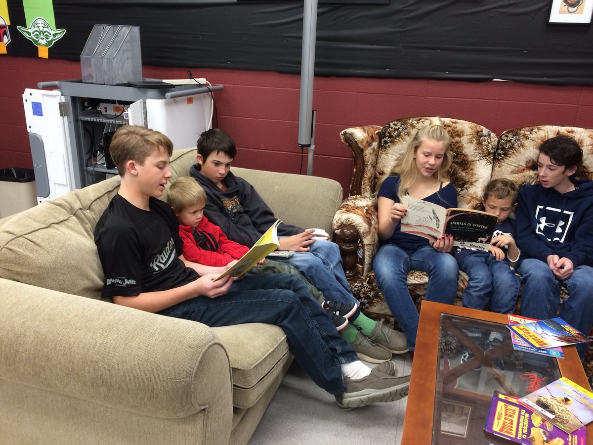 charlee_mapps's tweet photo. I love it when our Jr. Highs read to our little ones. I don’t think they realize how much our little guys look up to them. #csd71 #bvalleyschool #CSD71ChallengeAccepted https://t.co/ODU2c3sDA0