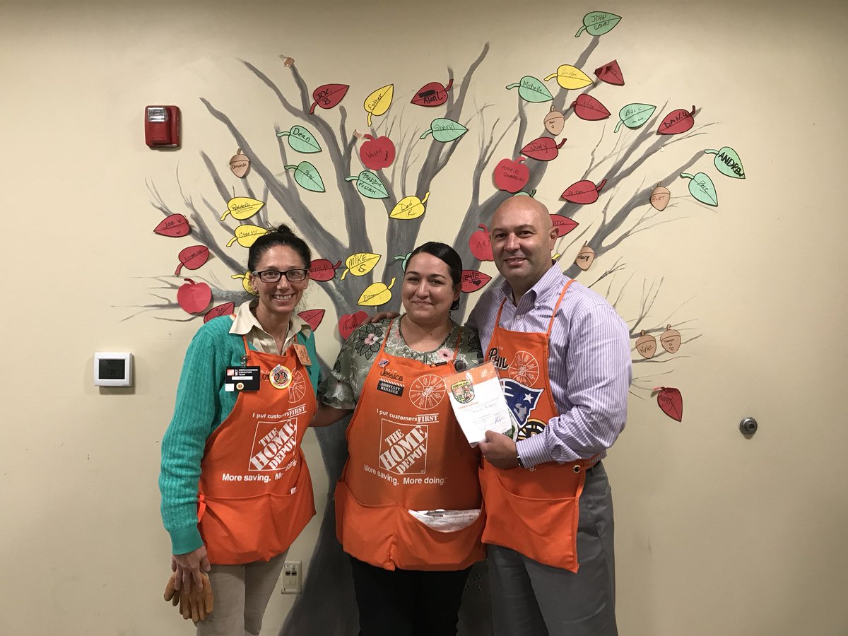 Phil_Correia's tweet photo. Big shout out to Jessica Pacheco in our Wareham Store for her focus on the Pro, Creating Share Holder value and living the values.    She loves Pro and did an awesome job with ProFocus week 2.   Jessica Rocks!!  @corelli189 @2613 #LivingOurValues #ilovepro #makeyourownwave https://t.co/ovRXSnvsYt