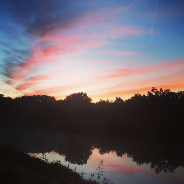 TwitteLIER's tweet photo. #instadlier - atmosfaerelier: Iets van ochtendstond en goud...💰✨ #instadlier #sunrise #dawn #autumn #herfst #lier #nete #netedijk #liersevesten #stadlier #shoppeninlier https://t.co/03m6exeP0V #twittelier https://t.co/Y3aX4tpdmp