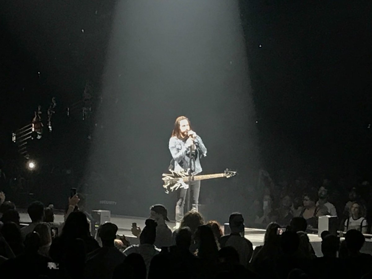 KennyLopez_TV's tweet image. Fall Out Boy rocking out on the last night of their “The Mania Tour!” #falloutboylive #falloutboy #themaniatour @falloutboy #music #concerts #RockMusic @SmoothieKingCtr #greatconcert