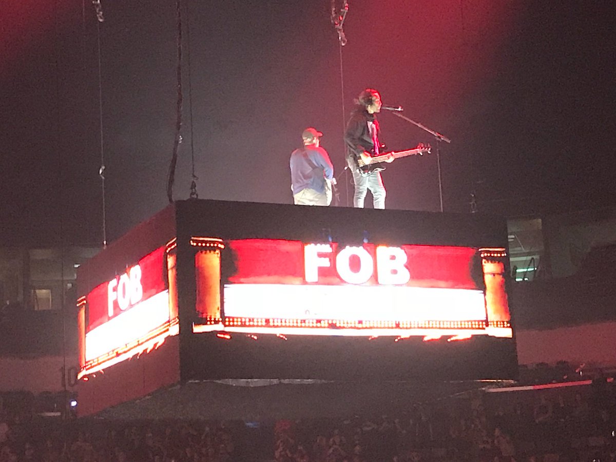 KennyLopez_TV's tweet image. Fall Out Boy rocking out on the last night of their “The Mania Tour!” #falloutboylive #falloutboy #themaniatour @falloutboy #music #concerts #RockMusic @SmoothieKingCtr #greatconcert