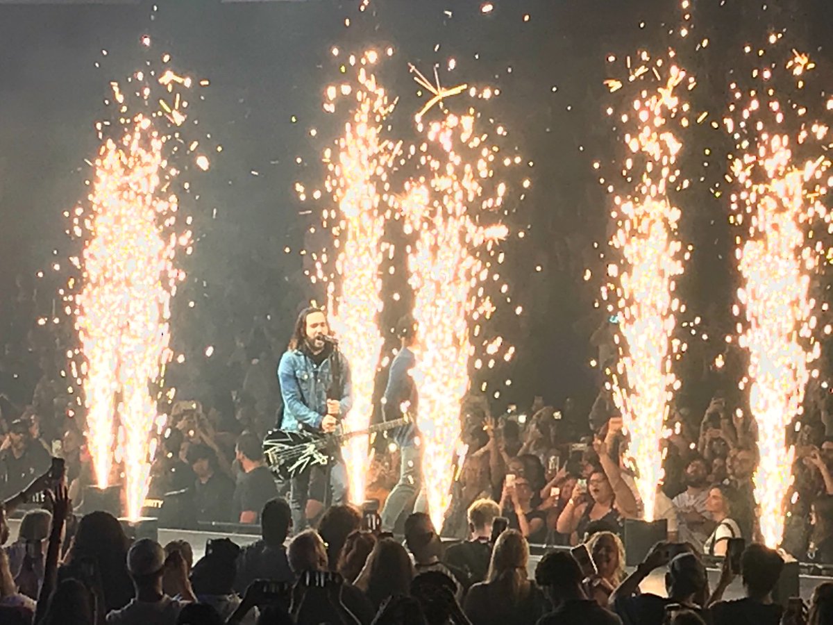 KennyLopez_TV's tweet image. Fall Out Boy rocking out on the last night of their “The Mania Tour!” #falloutboylive #falloutboy #themaniatour @falloutboy #music #concerts #RockMusic @SmoothieKingCtr #greatconcert