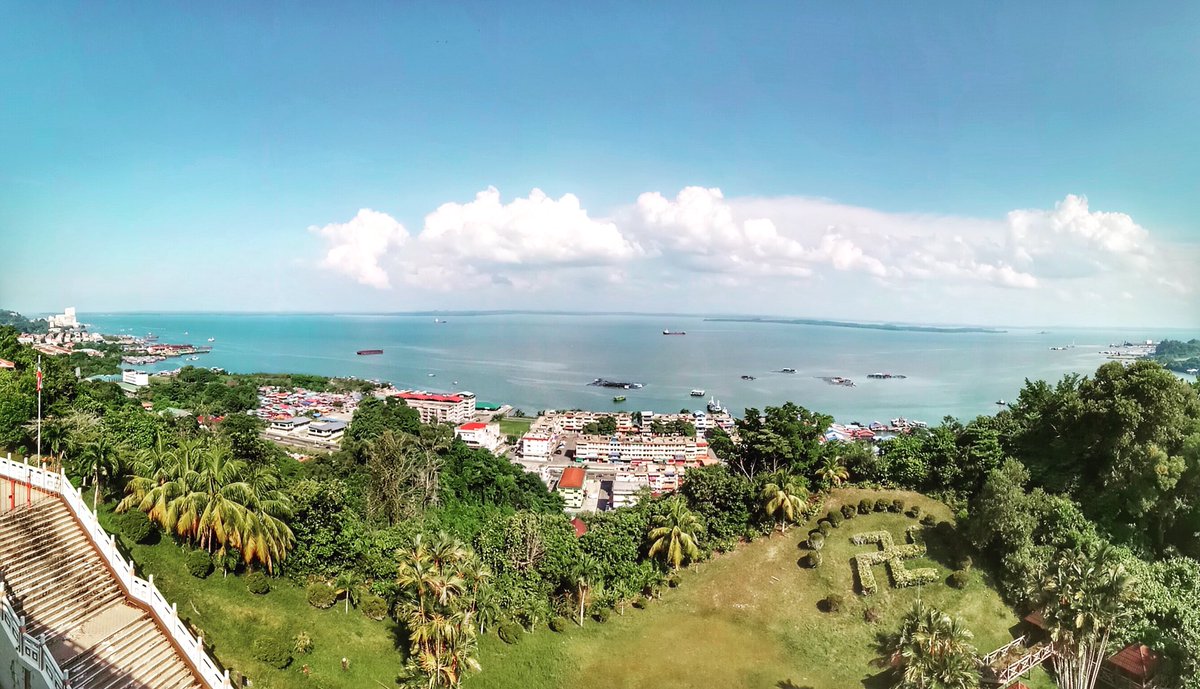 Looking at Sandakan city from a hill view, to be precise from a temple named Puu Ji Si (普济寺), a Buddhist temple where locals always visit and worshipping 
.
.
#sandakan #普济寺 #sabah #hillview #bluesky #chinesetemple #forest #town #ships #sea