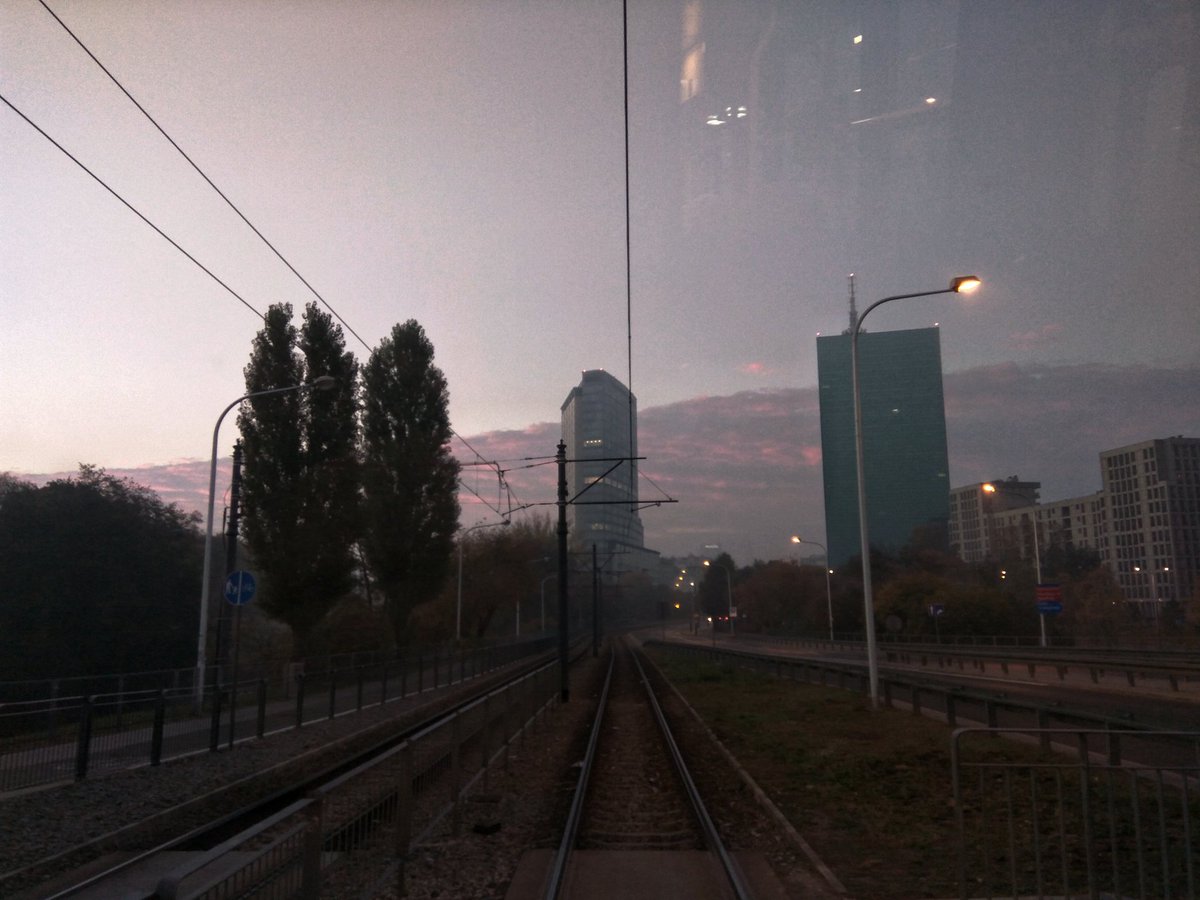 Jabuszko86's tweet photo. Coś wisi nad miastem
#Warszawa #poranek https://t.co/J5R68I6ZTF
