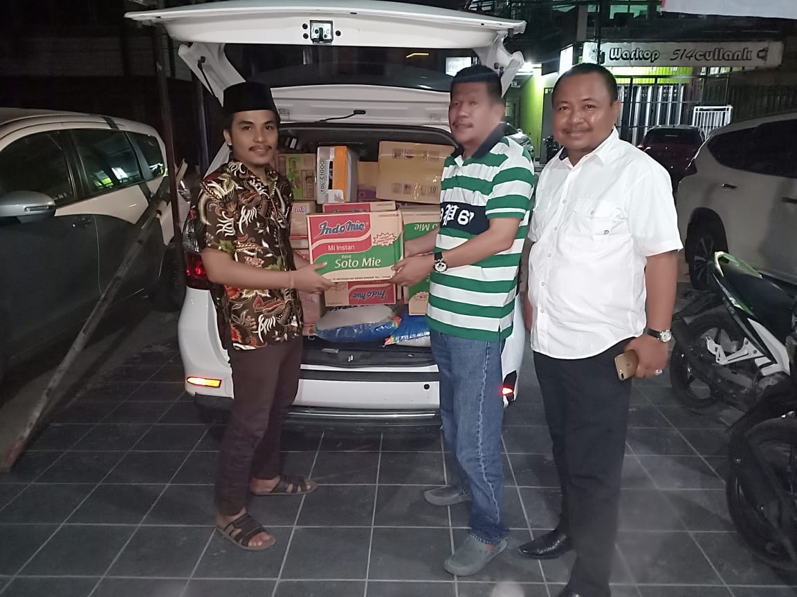 SuardiHudins's tweet photo. Penyerahan Bantuan Logistik kepada relawan IMDI, dan akan disampaikan ke posko bencana Palu di beberapa titik di kota makassar. Mari bersama tetap menjaga rasa kepedulian terhadap sesama. Tetap konsisten mengulurkan tangan, menyalurkan bantuan untuk yg membtuhkan. @azhar_arsyad https://t.co/jWwunrUSd5