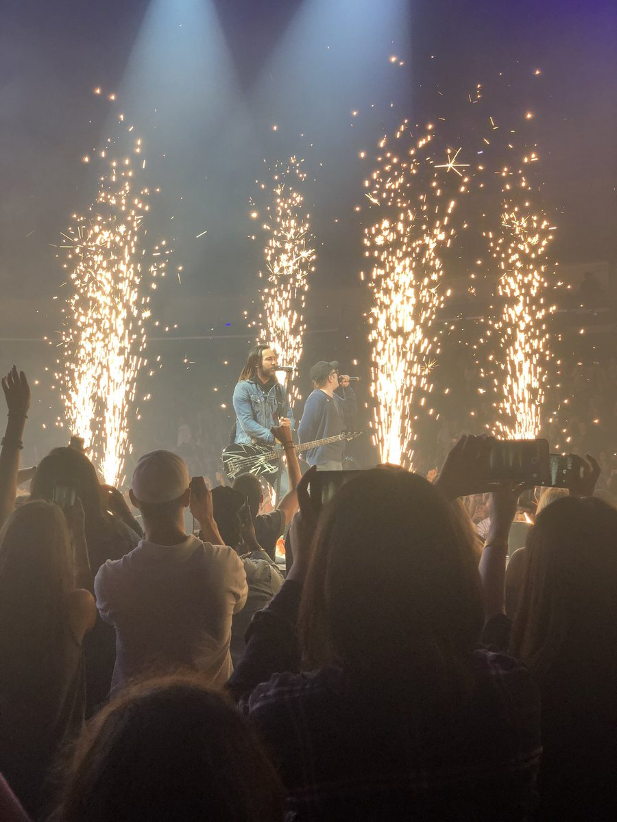 courtttmic's tweet image. thank you @falloutboy  for making all of my inner emo dreams come true tonight