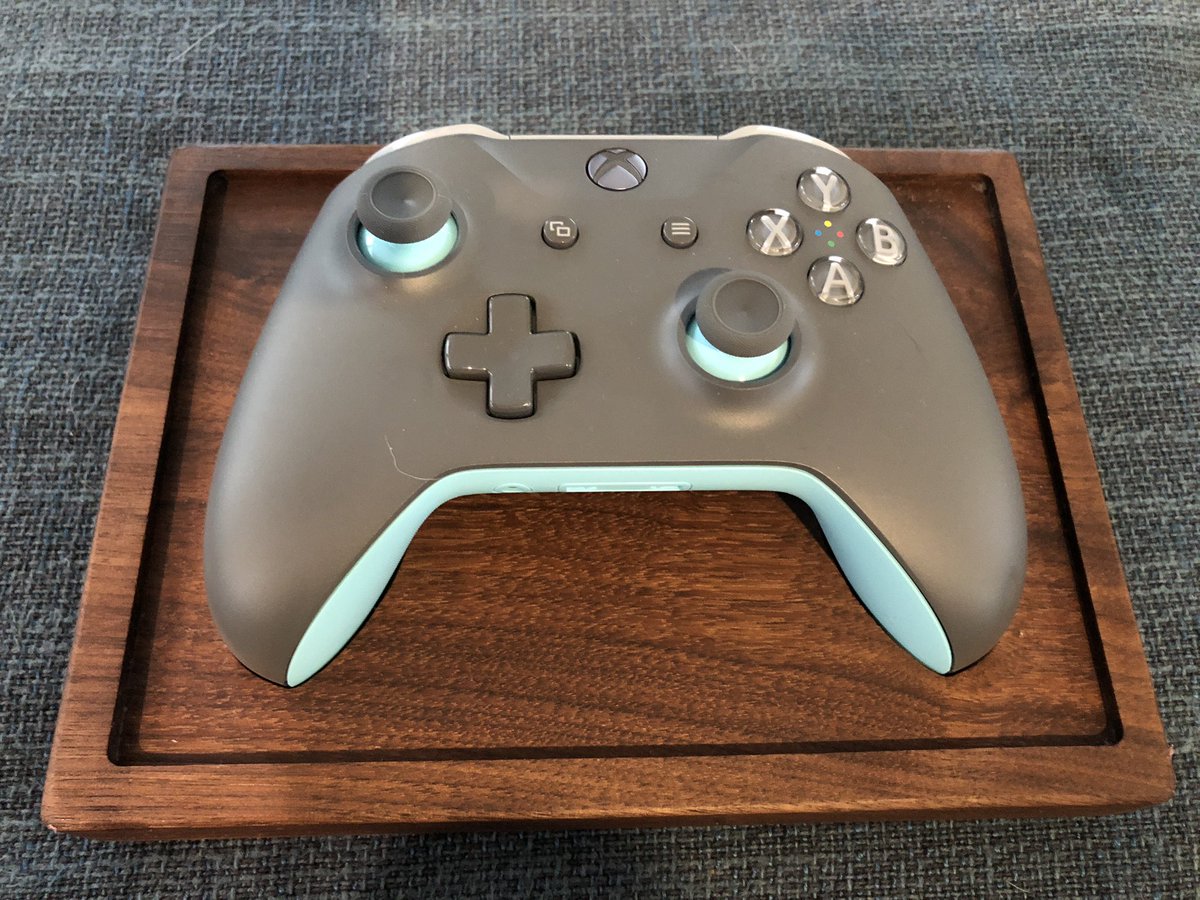 ryanadelman's tweet photo. So incredibly thankful to @geekmadedesigns  for these custom controller holders! The build quality is amazing! Great work Geeks! #hyperkinduke #Xbox https://t.co/VTDVEuKxtW
