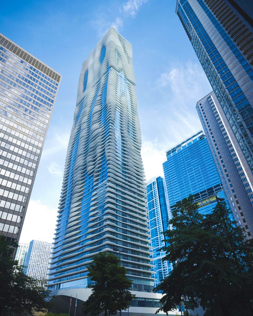 #ArchitectureLovers
La sorprendente Aqua Tower se encuentra en Chicago, Illinois, USA. El edificio se ha convertido en un icono arquitectónico para la ciudad, ya que mediante un efecto óptico, da la sensación que exista agua en la propia fachada del edificio.
#Architecture