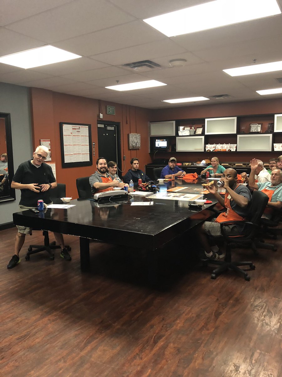 roccisano_nancy's tweet image. #latenightsamepage #feedingthepeeps #lovefreight #shelfavailability @nearhoofm @cochran_marc @nyyroro @islandkemper @sailorstefftw @C4_DYNAMITE